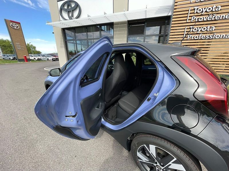 Toyota Aygo 1.5 Hybrid automat Style Smart - fotka 8 z 27