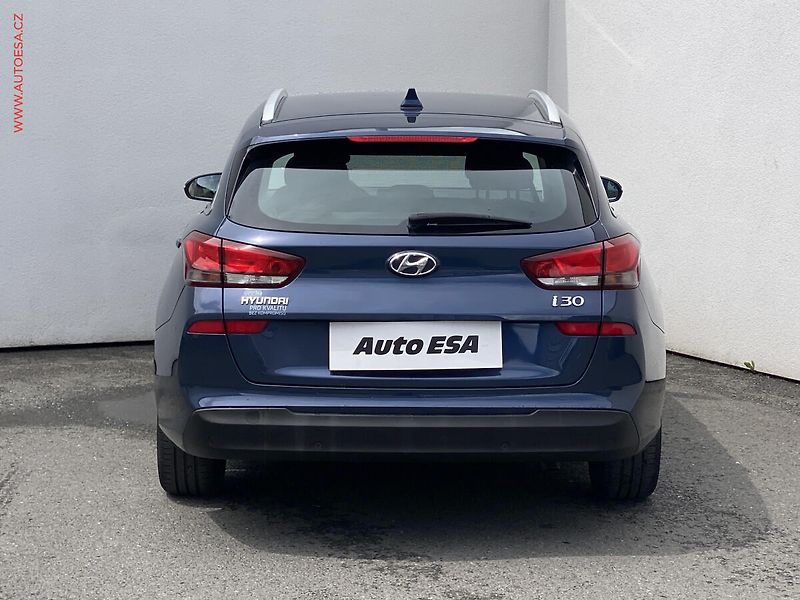 Hyundai i30 (2017) 1.6 CRDi, 2.maj,ČR, AC, navi - fotka 5 z 17