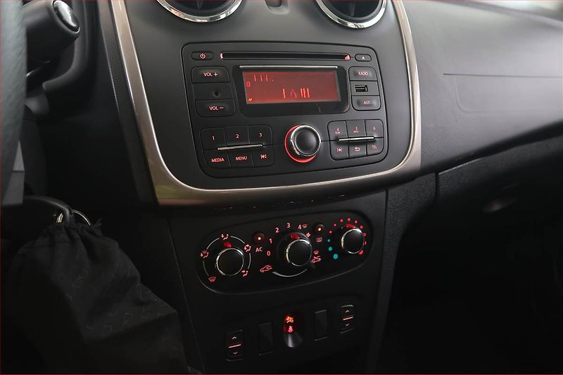 Dacia Sandero (2014) 1.2 16V - fotka 12 z 13
