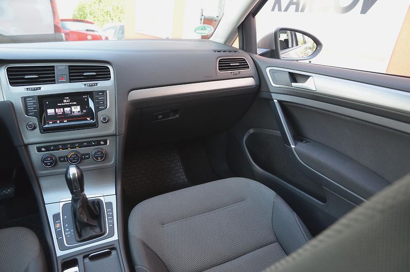 Volkswagen Golf (2014) 2.0 TDi 110kW DSG Comfortline - fotka 21 z 43