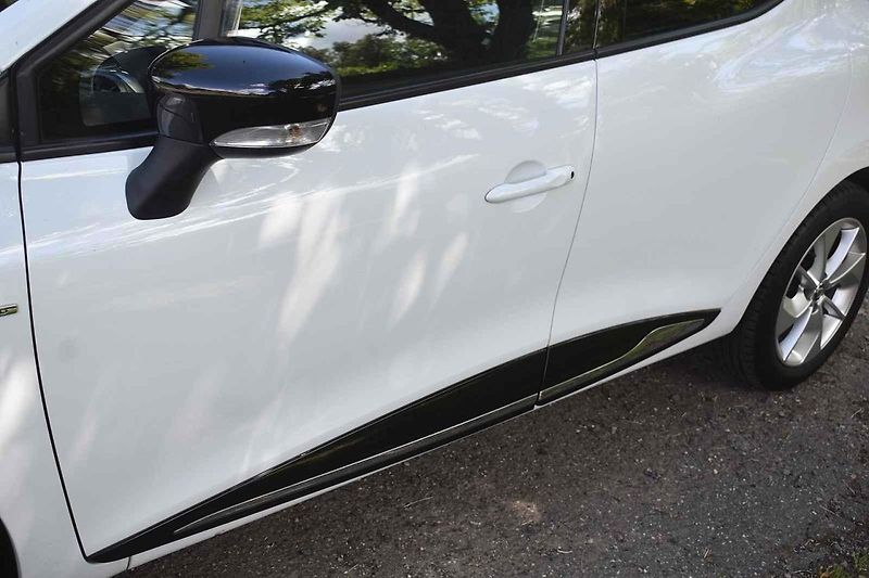 Renault Clio jezdí dobře jak na kvalitním, tak i na horším povrchu.