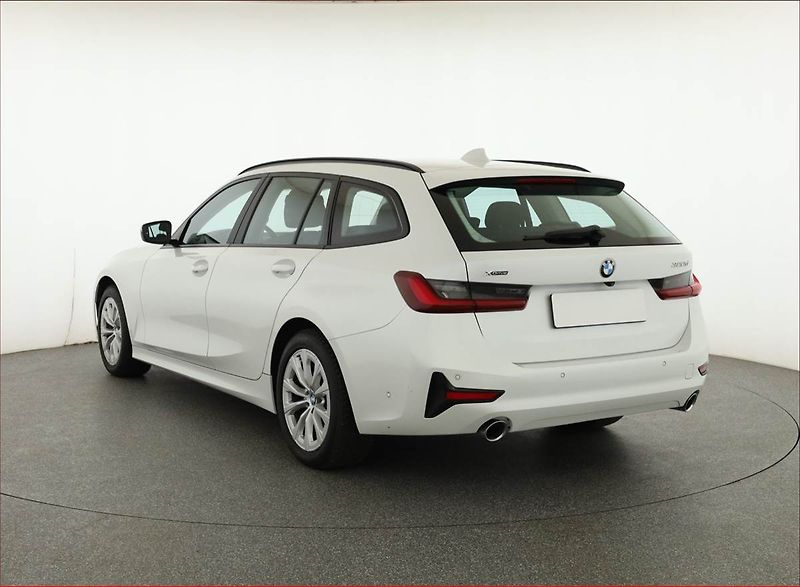BMW Řada 3 (2021) 320 d xDrive - fotka 4 z 20