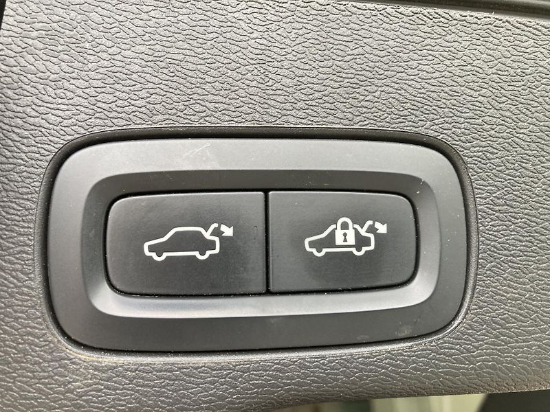 Volvo XC60 T6 eAWD Recharge Plus Dark AT8 - fotka 12 z 30