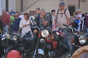 Strakonice si připomněly 105 let od zahájení výroby značky ČZ Sjeli se sem majitelé a obdivovatelé legendárních motocyklů. Na dobu, kdy pro čezetu pracoval, zavzpomínal i náš jediný kosmonaut ve vesmíru Vladimír Remek. A ochotně pózoval na společných sním