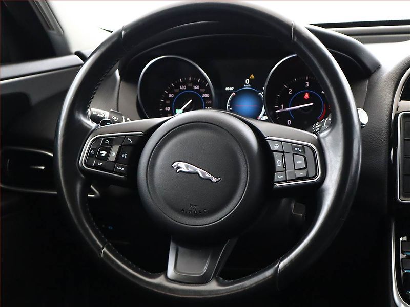 Jaguar XE (2016) 20d AWD, 4X4, Automat - fotka 13 z 16