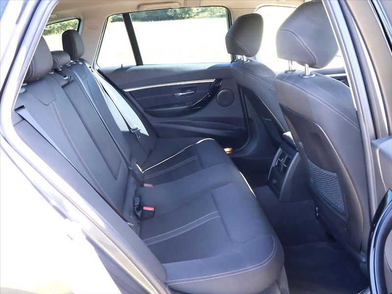 BMW Řada 3 2,0 320d xDrive 140kW Sport - fotka 14 z 32