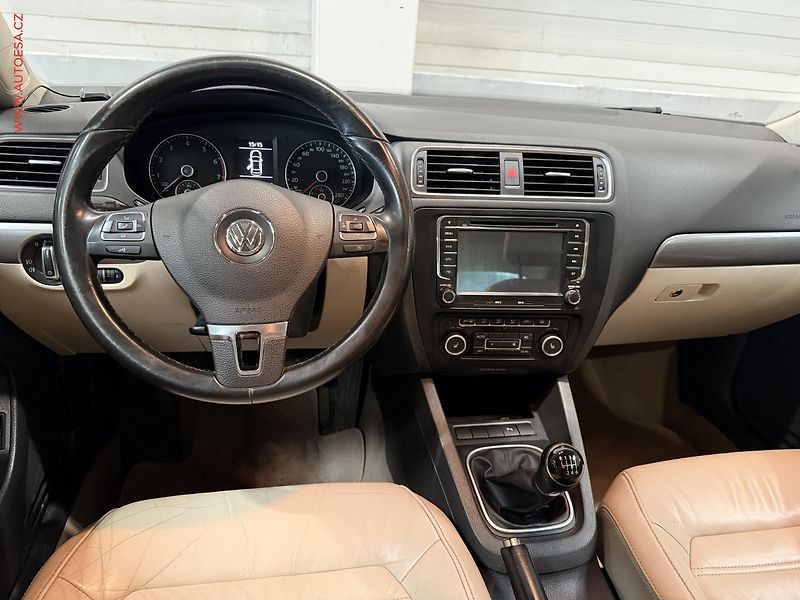 Volkswagen Jetta (2012) 1.4TSi, AC, výhřev sed - fotka 15 z 19