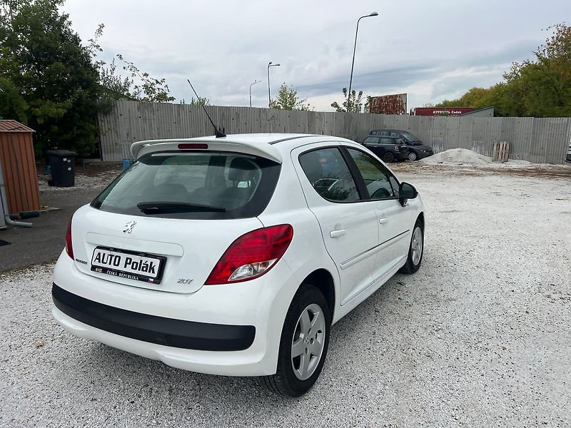 Peugeot 207 1.4 VTi - fotka 9 z 14