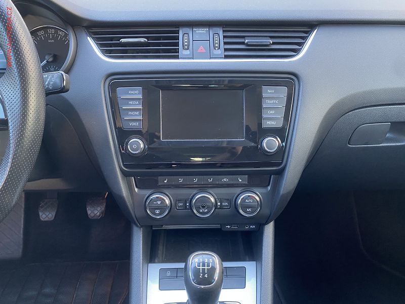 Škoda Octavia (2014) 1.6 TDi, Elegance, bixen - fotka 12 z 19