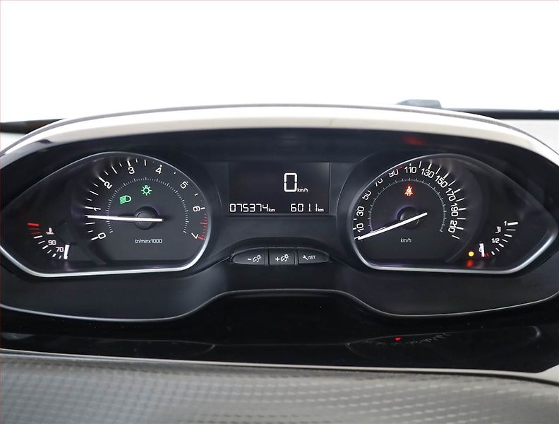 Peugeot 2008 (2018) 1.2 PureTech, Serv.kniha - fotka 9 z 15