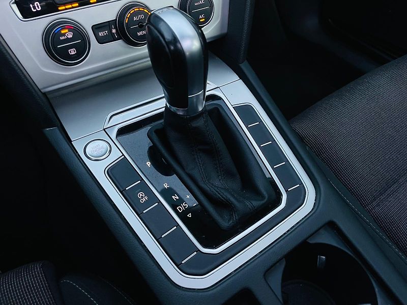 Volkswagen Passat 2.0TDI AUTOMAT KAMERY SERVISKA - fotka 40 z 49