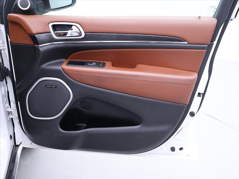Jeep Grand Cherokee 3,0 CRDI 184kW Summit 4x4 CZ - fotka 14 z 43