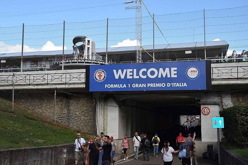 Pro vyznavače vůně spáleného benzínu a fanouška motorsportu není na světě nic lepšího než se pohybovat v prostředí kolem závodní dráhy. Projděte se TOP 10 těch nejlepších závodních okruhů světa.