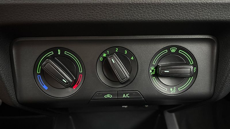 Škoda Fabia 1.0 TSI Ambition Combi - fotka 13 z 23