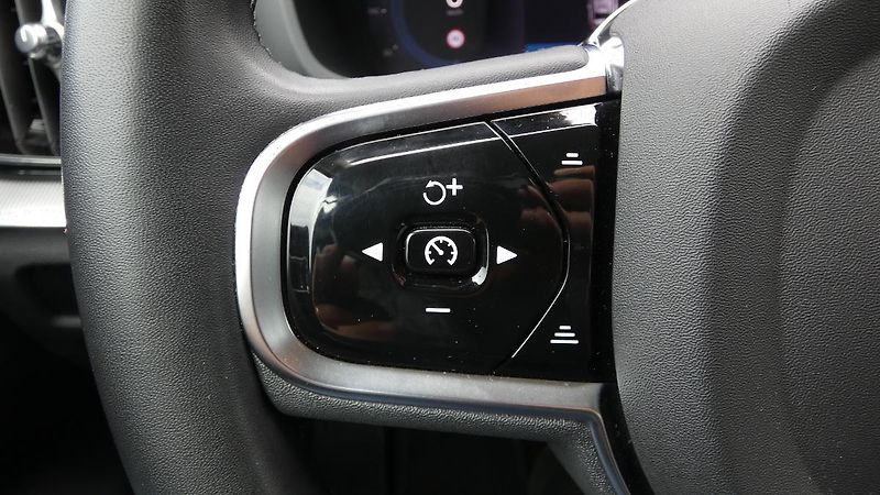 Volvo V60 B4 benzin Plus Dark DCT - fotka 11 z 24