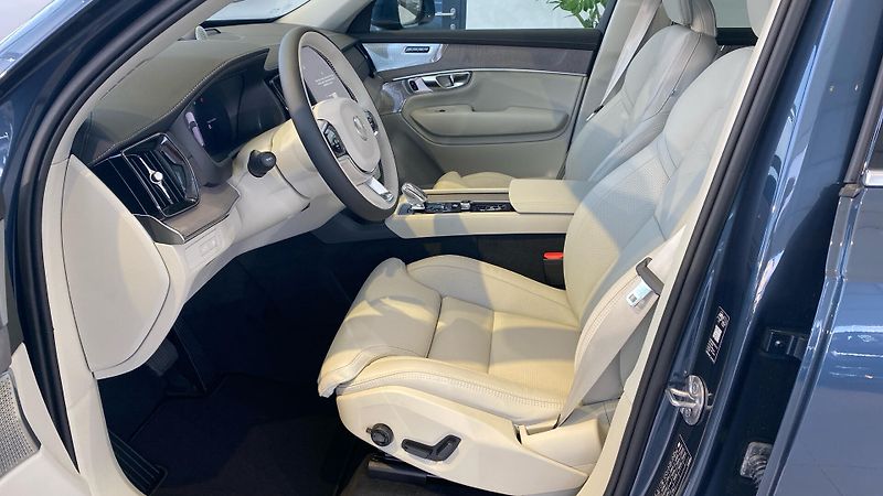 Volvo XC90 (2026) PLUS BRIGHT, T8 AWD, 184+115 k - fotka 7 z 13