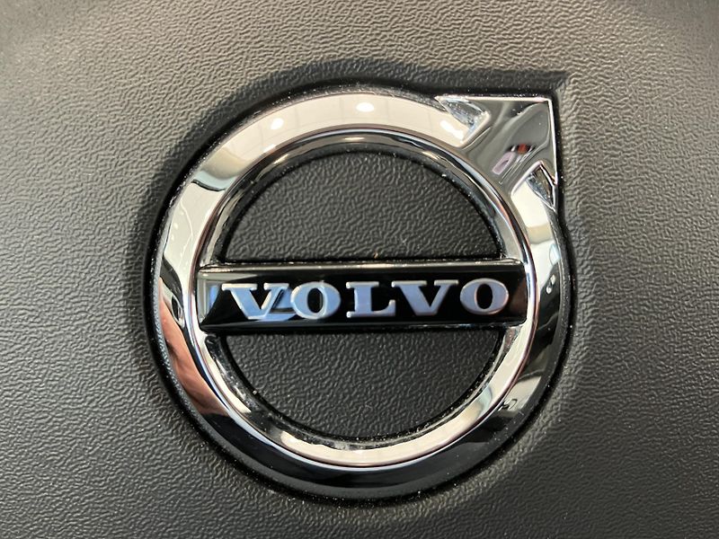 Volvo XC60 B5 AWD Plus Dark-REZERVACE - fotka 46 z 46