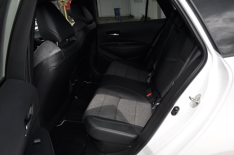 Toyota Corolla 1.8 Hybrid KOMBI - fotka 7 z 21