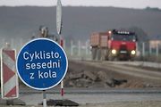 Situace v blízkosti napojení dálnice D55 na silnici I/54 u Bzence, a to první listopadový čtvrtek odpoledne.