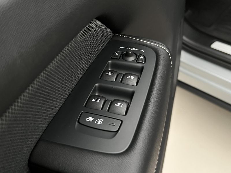Volvo XC60 B4 AWD DARK PLUS CZ 1. maj. - fotka 43 z 45