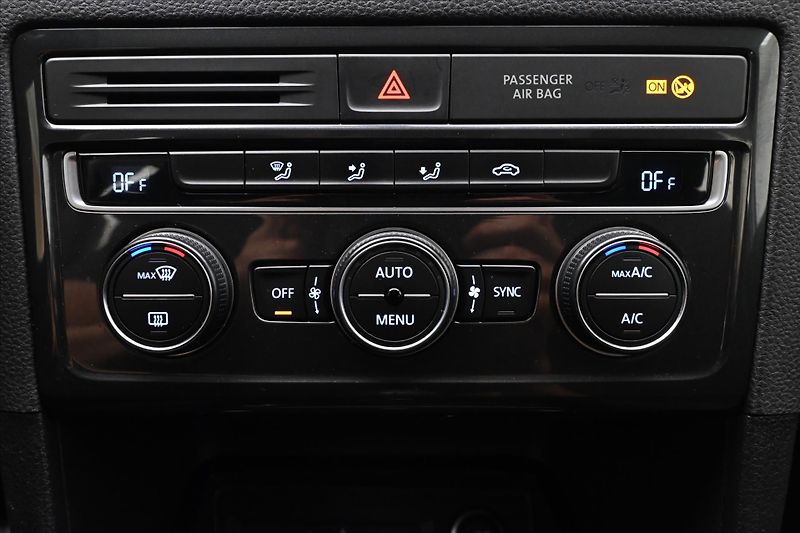 Volkswagen Golf Sportsvan 1,6 TDI 85 kW Navi Záruka až 5 - fotka 20 z 27