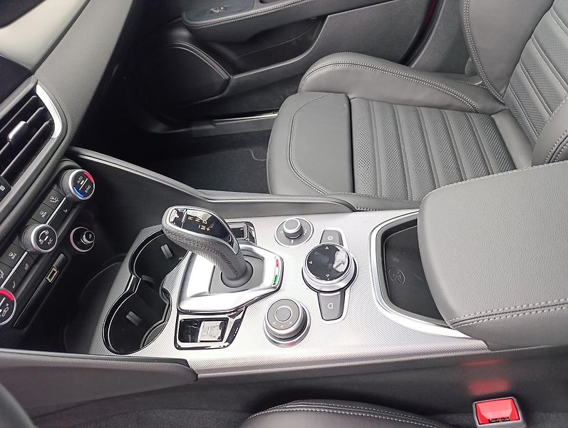 Alfa Romeo Giulia Veloce 2,0 Turbo 280k AWD - fotka 15 z 18