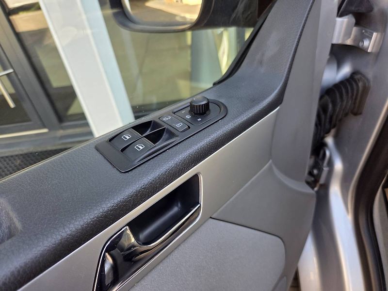 Volkswagen Multivan (2010) 2.0 TDI DSG 132kW - fotka 8 z 27