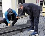 Z natáčení komedie Když se zhasne v Olomouci, kaskadér Jindřich Klaus (vpravo).
