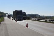 Na dálnici mezi Prahou a Brnem jezdí hodně kamionů. Někteří řidiči jedou spořádaně za sebou, jiní ne.