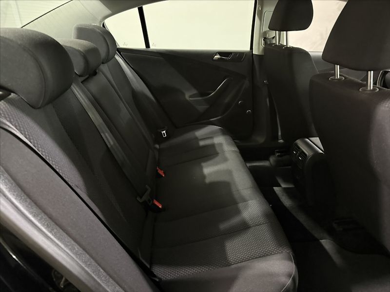 Volkswagen Passat 1,6   i KLIMA VÝHŘEV PO STK - fotka 13 z 16
