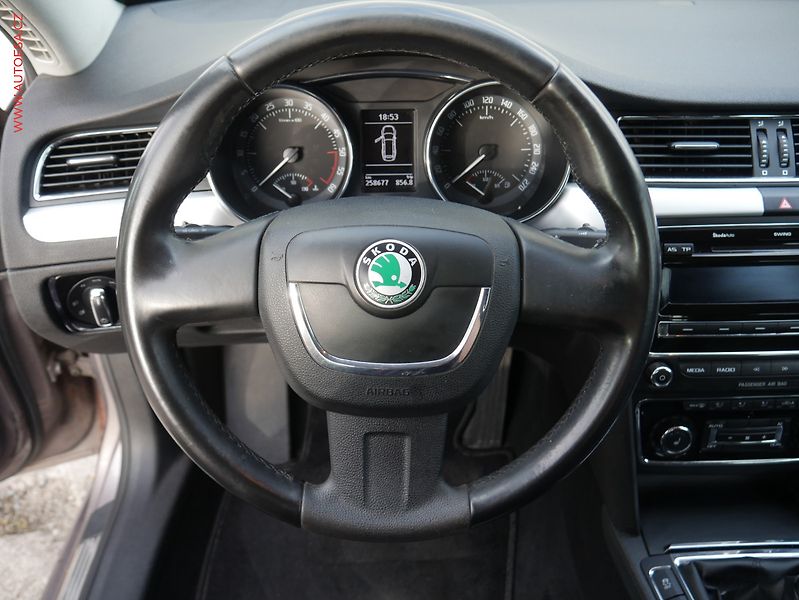 Škoda Superb (2012) 2.0TDi 4x4, AC, TZ, park - fotka 15 z 20