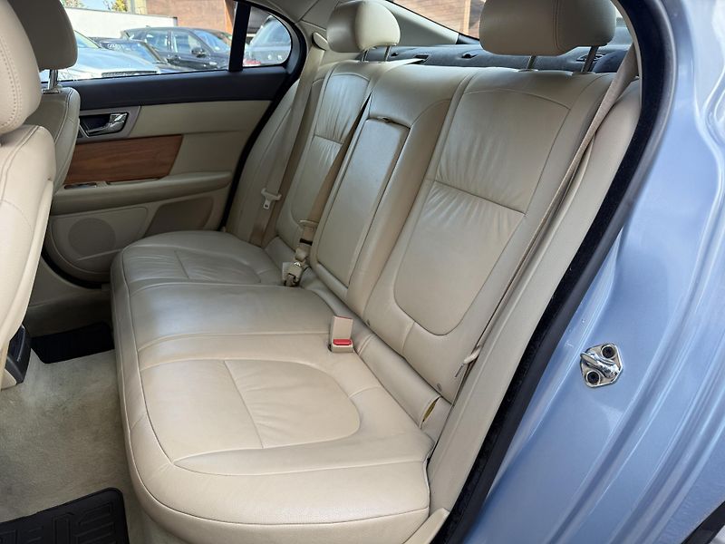 Jaguar XF 2.7D 152 kW - fotka 21 z 22