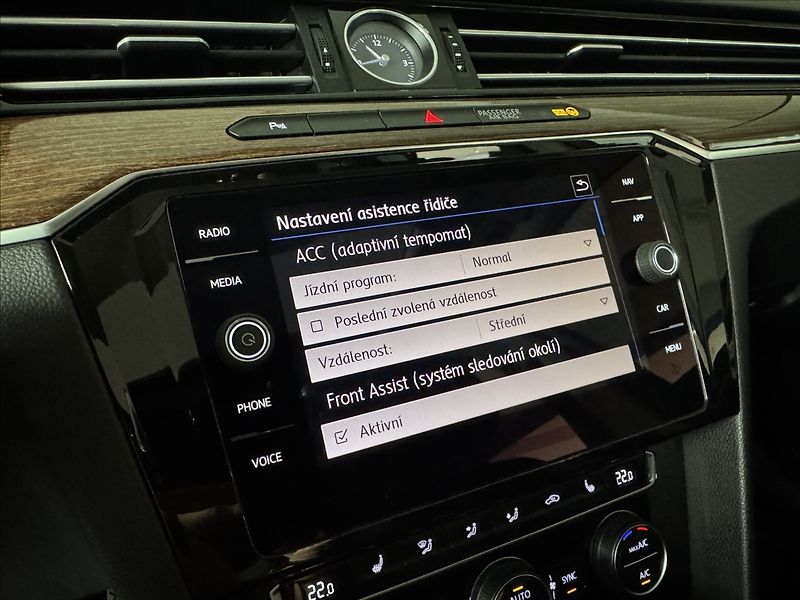 Volkswagen Passat 2,0 TDi  DSG Highline Virtual - fotka 28 z 49