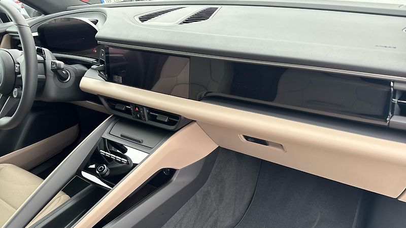Porsche Macan 4 - fotka 23 z 25