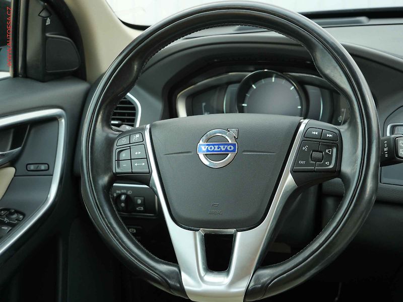 Volvo XC60 (2014) 2.0 D4, Summum, bixen, panor - fotka 12 z 26