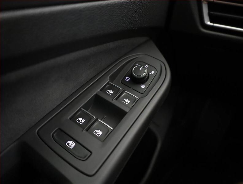 Volkswagen Golf (2024) 1.5 eTSI - fotka 19 z 20