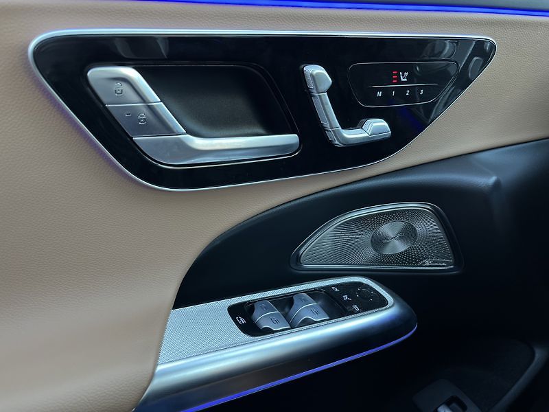 Mercedes-Benz Třídy E 220 d 4MATIC AMG Line Panorama - fotka 13 z 18