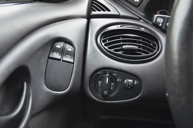 Ford Focus (2004) 1.6i Zetec 74kW / ČR / 115tkm - fotka 20 z 28