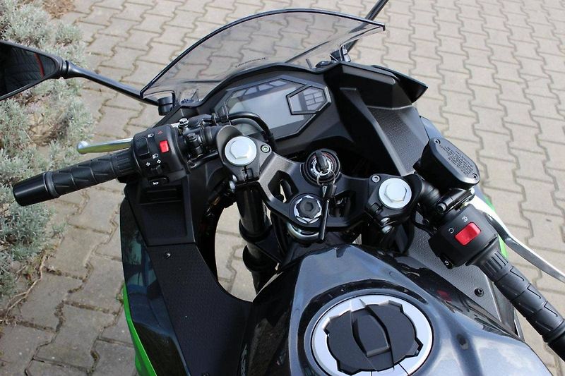Kawasaki (2025) Ninja 500 MY 2025 SKLADEM - fotka 6 z 9