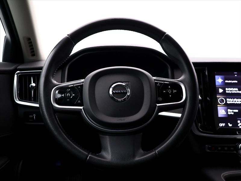 Volvo V90 2,0 D3 Drive-E Momentum Auto - fotka 20 z 38