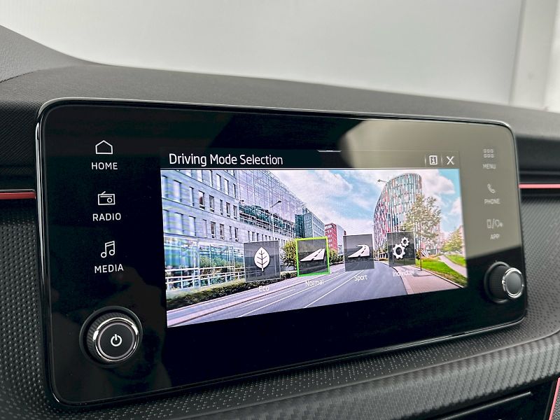 Škoda Scala (2025) DSG 1.5TSI 110kW Monte Carlo - fotka 12 z 32