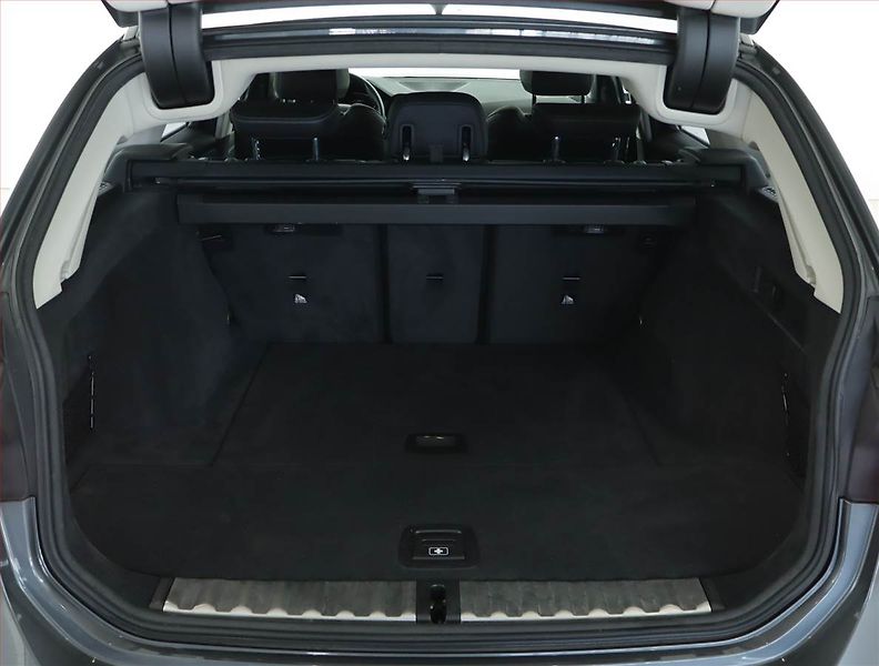 BMW Řada 3 (2020) 320 d - fotka 14 z 16