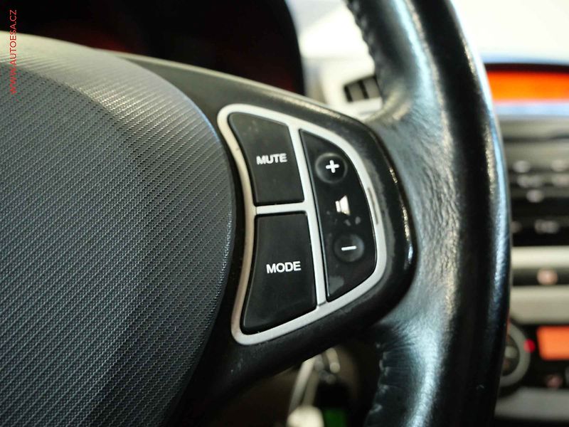 Toyota Auris (2010) 1.6VVTI, ČR, autoAC - fotka 16 z 19