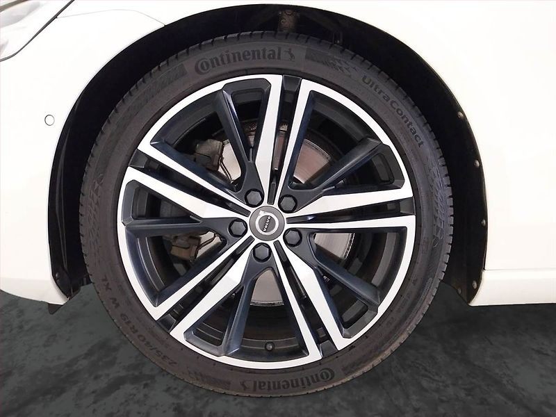 Volvo S60 (2019) R-Design T5 - fotka 14 z 24