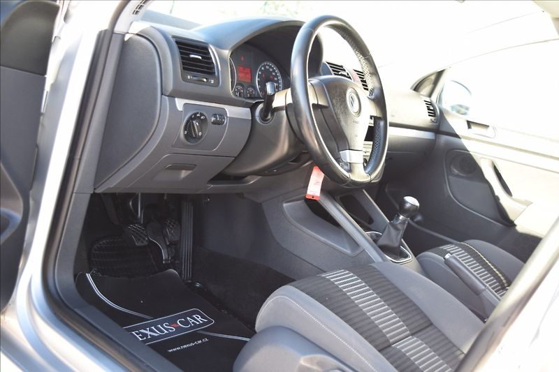 Volkswagen Golf 1,4 i 59KW NOVÁ STK ALU - fotka 19 z 35