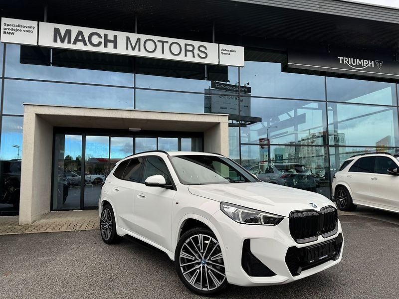 BMW iX1 xDrive 30 - fotka 2 z 22