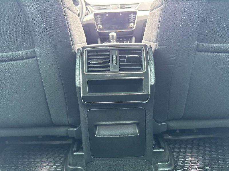 Škoda Superb (2022) 2.0 TDI Ambition - fotka 28 z 32