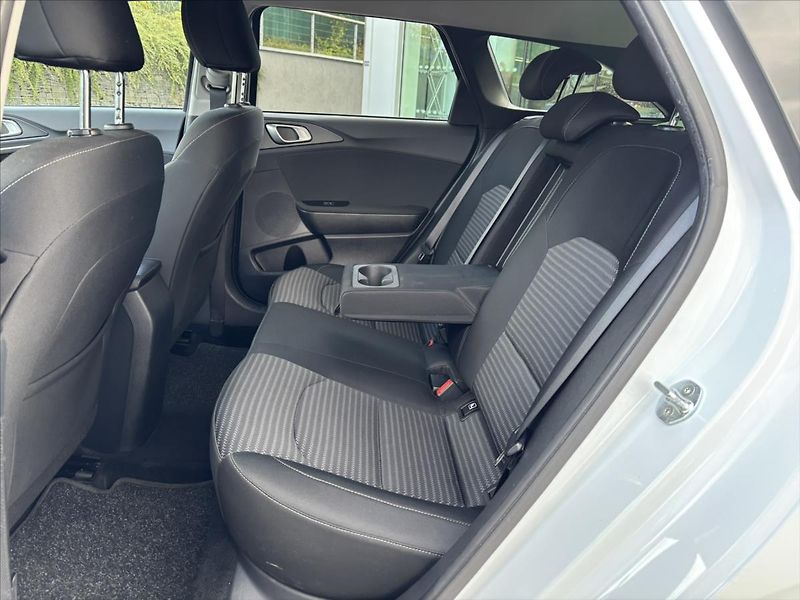 Kia Ceed 1,5 TGDi 118kW TOP ZÁRUKA NAVI - fotka 12 z 40