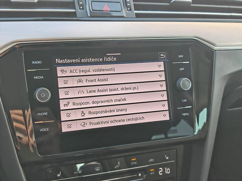 Volkswagen Passat Elegance 6G 2,0TDi - fotka 16 z 23