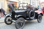 Automobiloví a motocykloví veteráni se rozloučili s letošní sezonou. Start spanilé jízdy Přerovskem byl na náměstí v Lipníku. Neděle 2. září 2023
